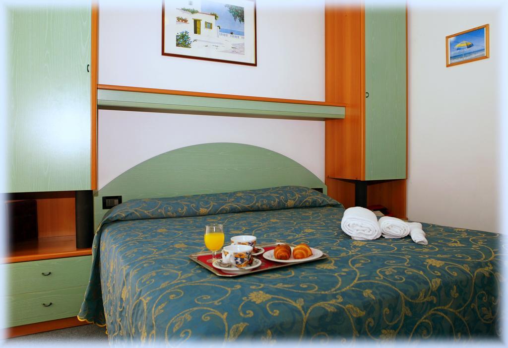 Hotel Derby S ليدو دي يسولو الغرفة الصورة