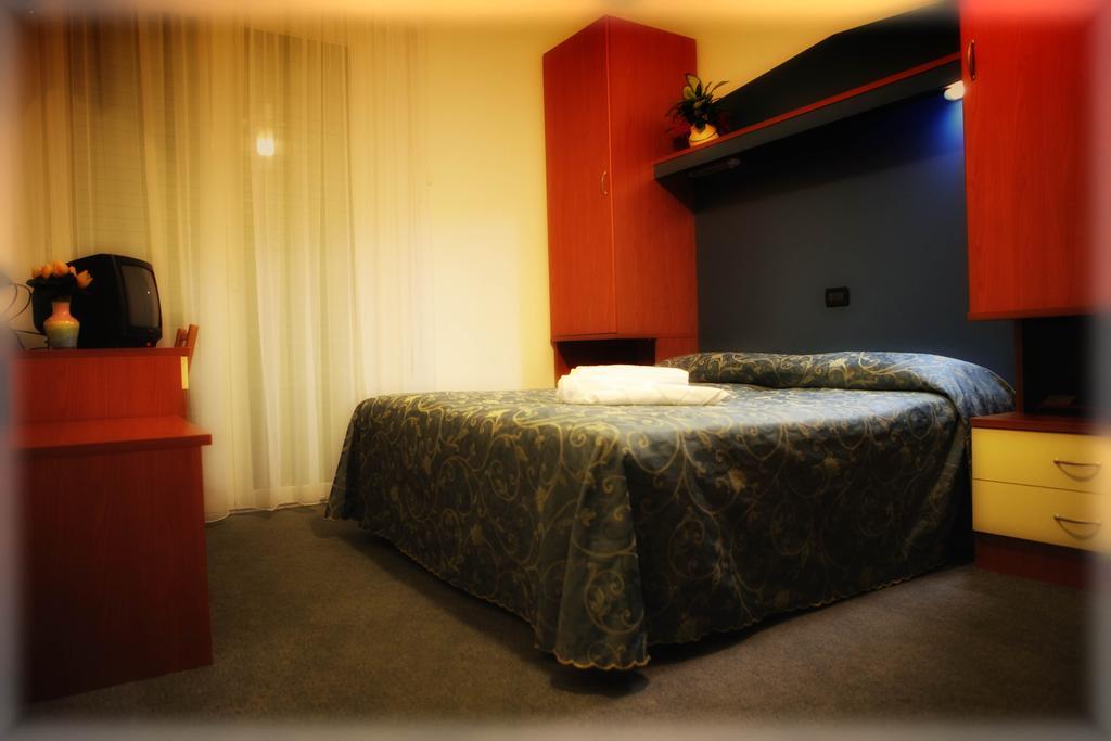 Hotel Derby S ليدو دي يسولو الغرفة الصورة